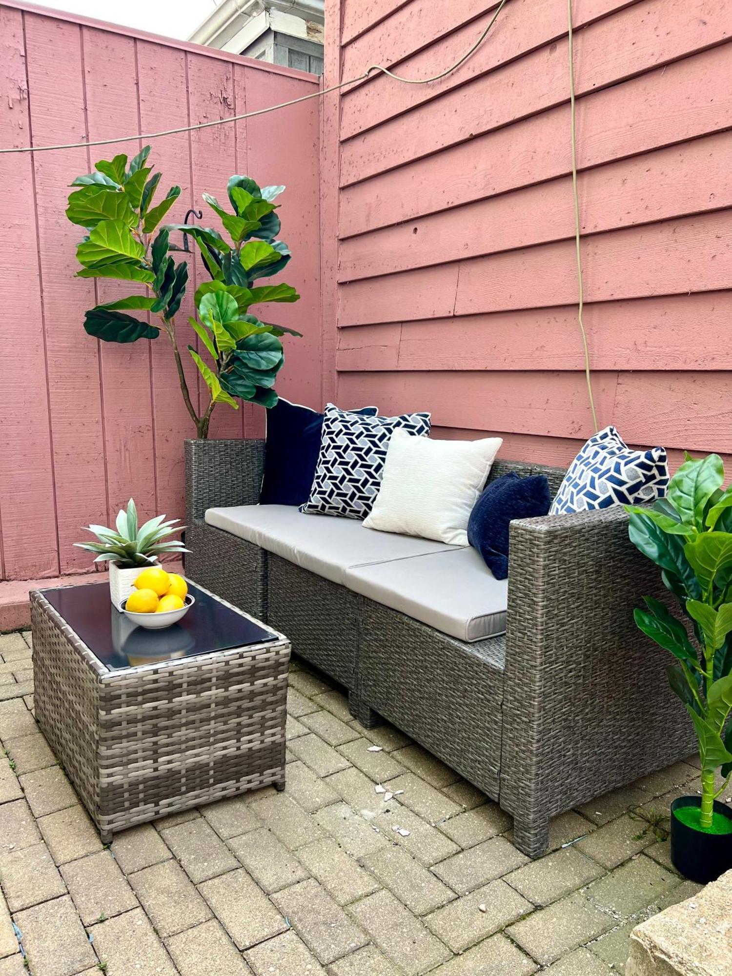 Designer Themed 4 Bedroom In Location With Patio And Fireplace Holiday home *