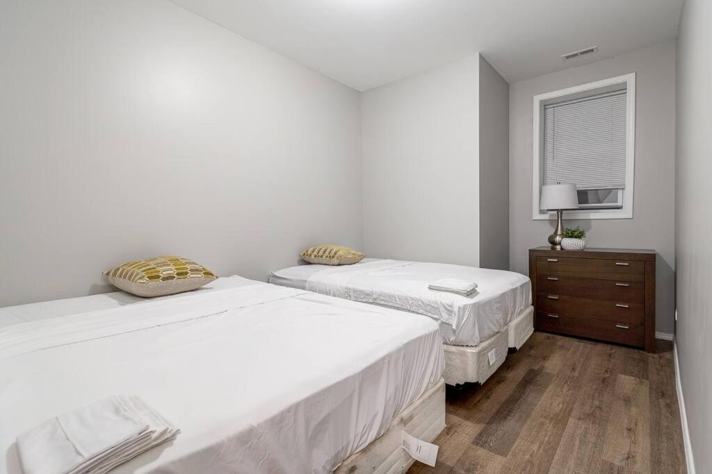 1 On Southport 4 Queen Beds Chicago