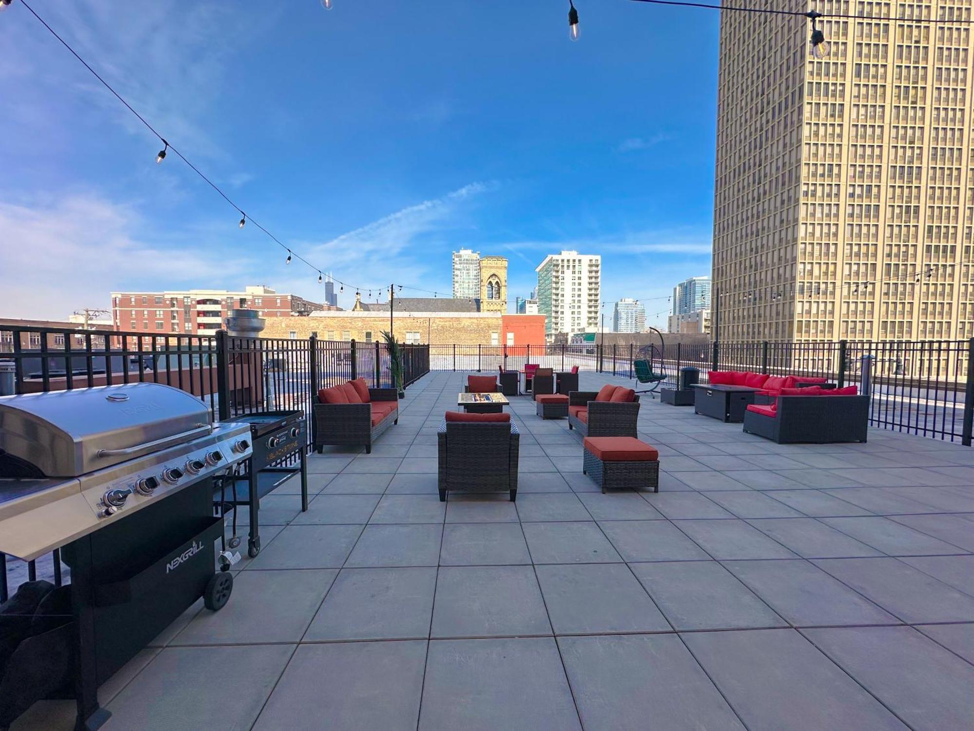 Skyline View Patio Suite: Mccormick Place 3br Retreat Apartment *