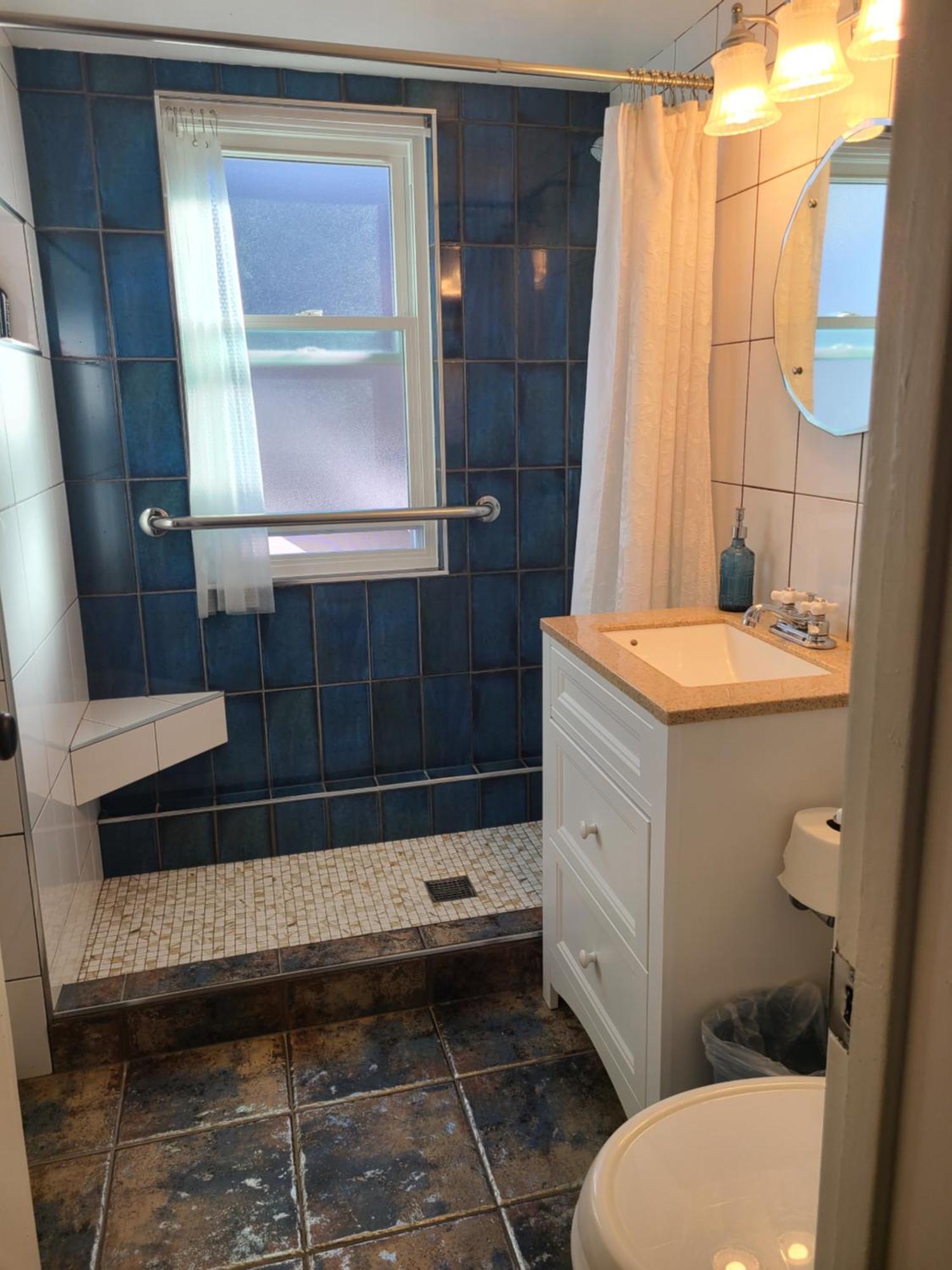 Well-appointed Cozy Portage Park Apt, Dogs, Kids, Free Parking, 420 Compliant Apartment