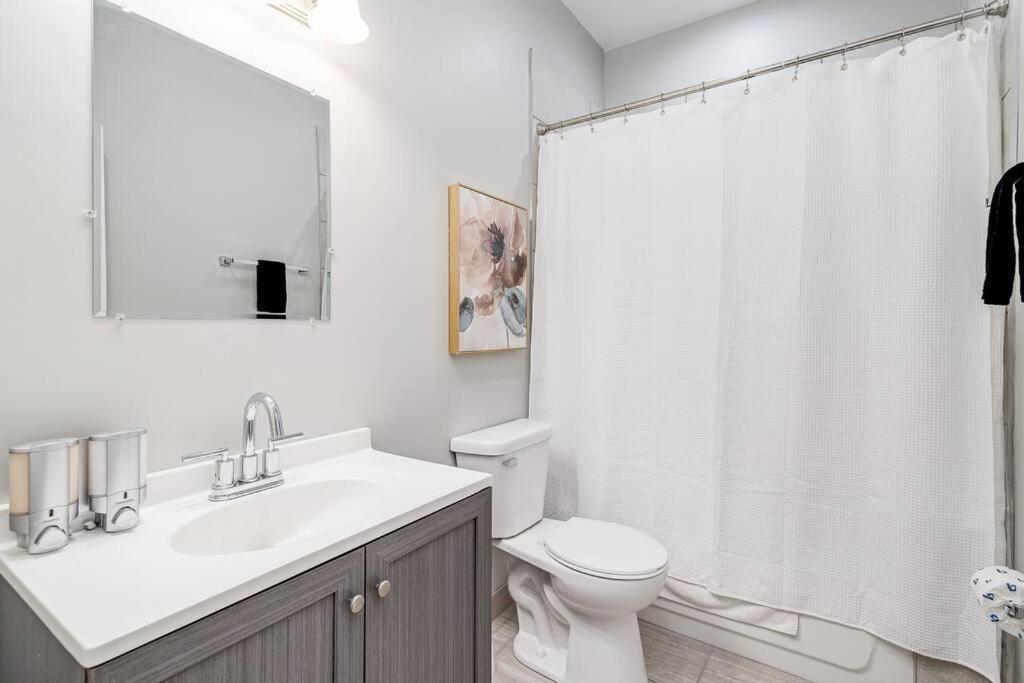 1 On Southport 4 Queen Beds Apartment