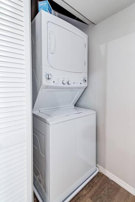 1 On Southport 4 Queen Beds Apartment Chicago