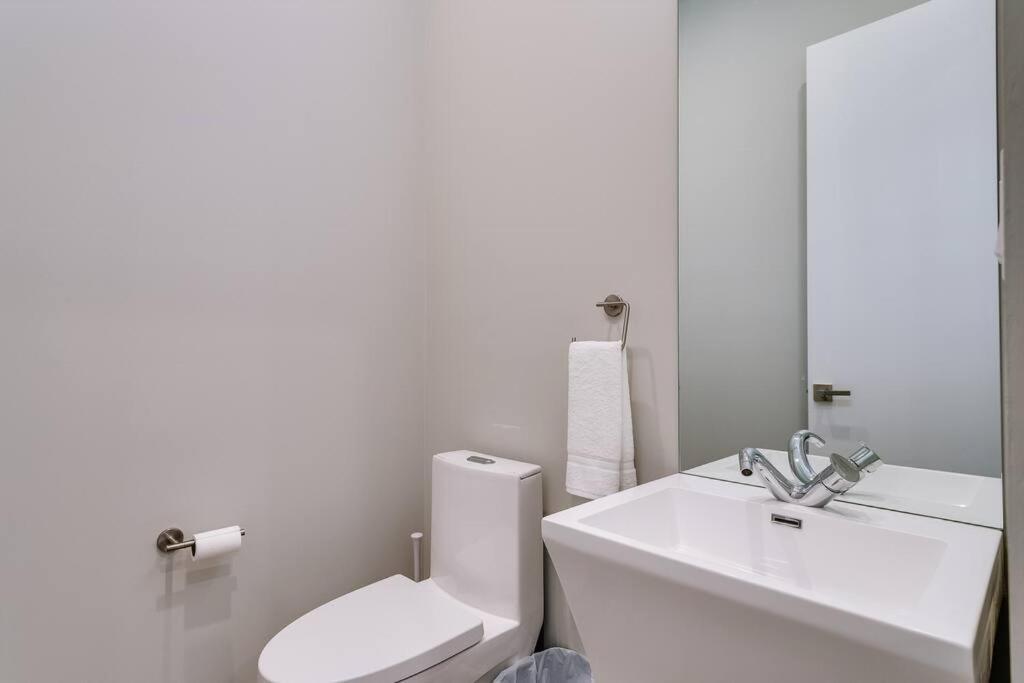 Breathtaking Downtown Penthouse B - Sleeps 11 Apartment *