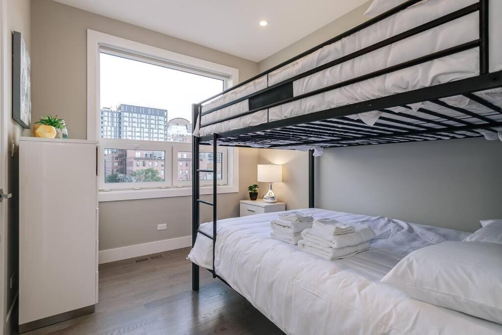 Apartment Breathtaking Downtown Penthouse B - Sleeps 11 *