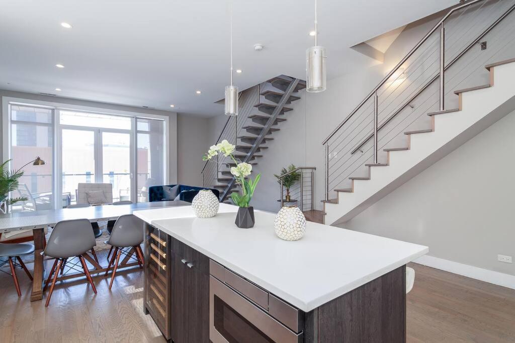 Breathtaking Downtown Penthouse B - Sleeps 11 Apartment Chicago