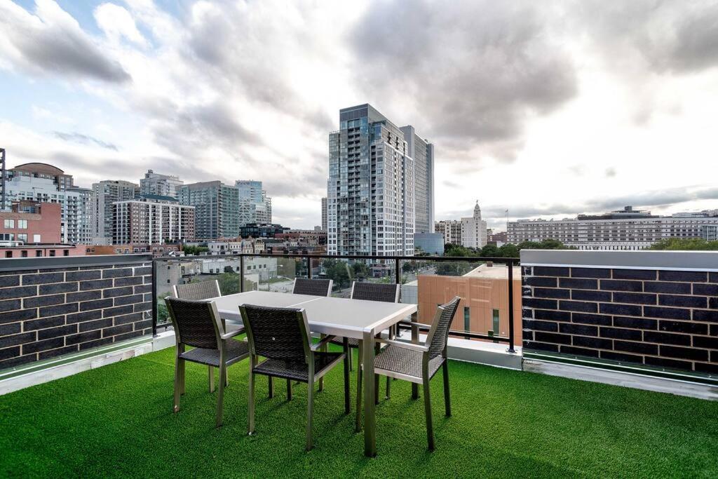 Apartment Breathtaking Downtown Penthouse B - Sleeps 11 *