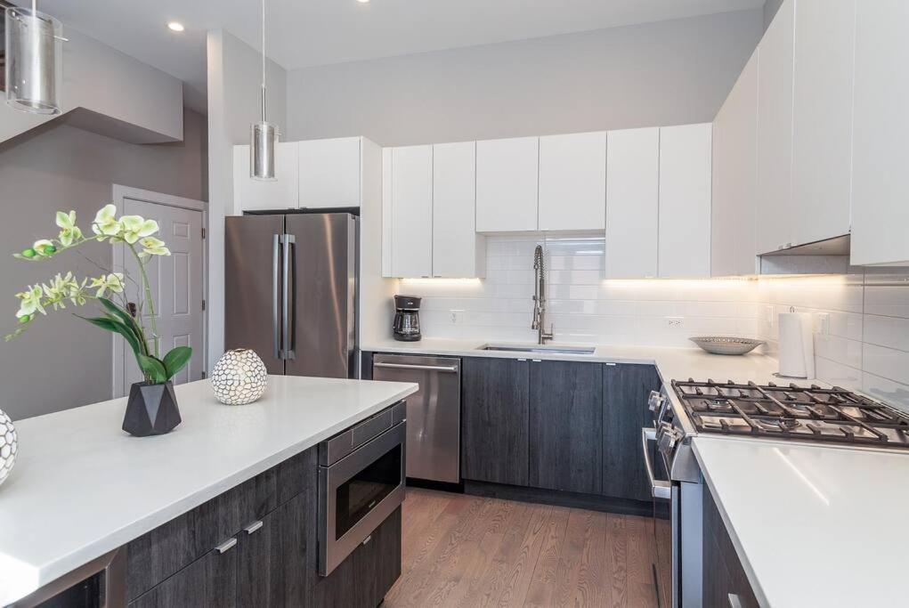 Breathtaking Downtown Penthouse B - Sleeps 11 Apartment Chicago