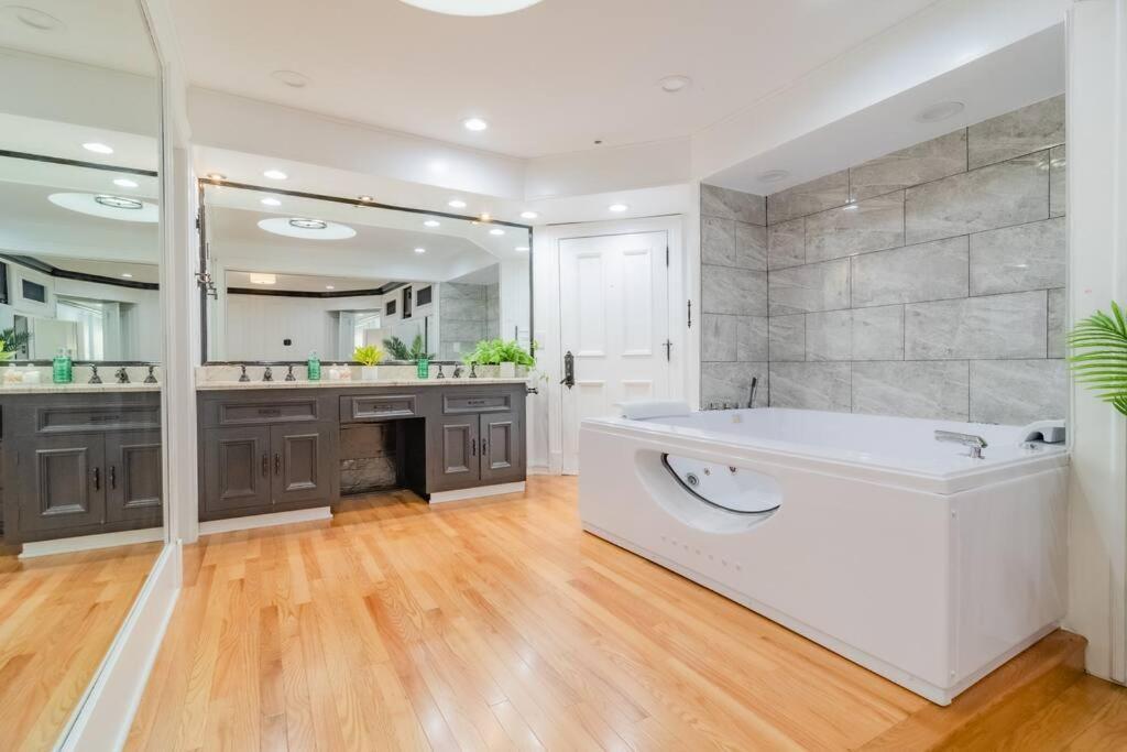 Apartment 4bedroom Gold Coast Duplex With Jacuzzi In The Bedroom And Optional Valet Parking *