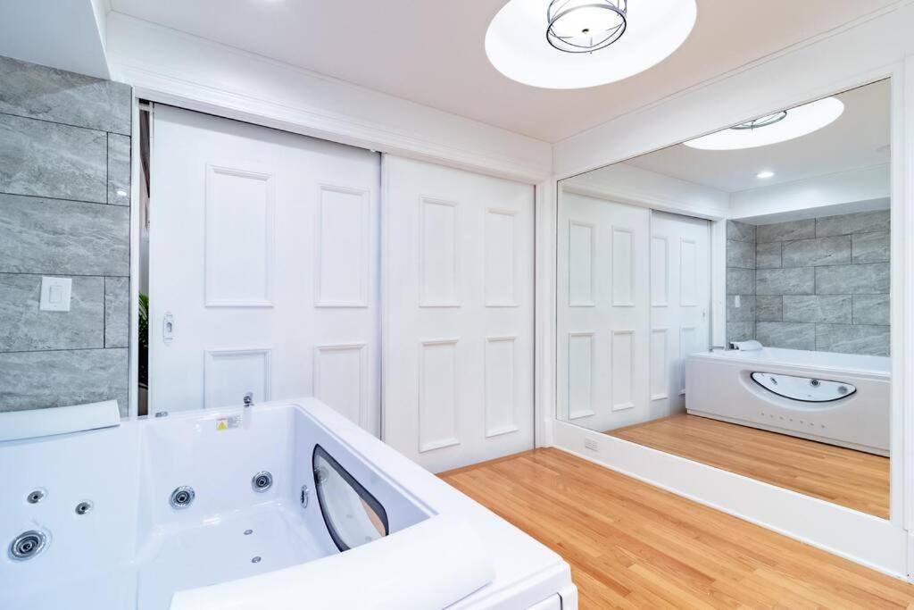 Apartment 4bedroom Gold Coast Duplex With Jacuzzi In The Bedroom And Optional Valet Parking *