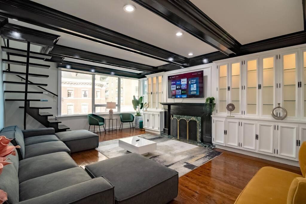 Apartment 4bedroom Gold Coast Duplex With Jacuzzi In The Bedroom And Optional Valet Parking Chicago