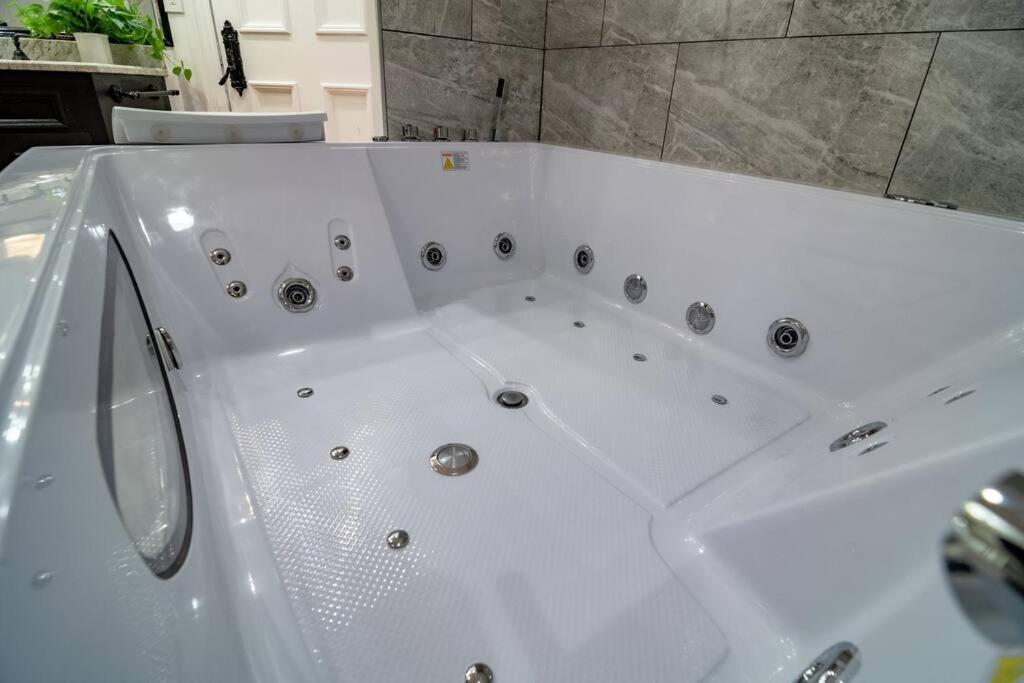 Apartment 4bedroom Gold Coast Duplex With Jacuzzi In The Bedroom And Optional Valet Parking