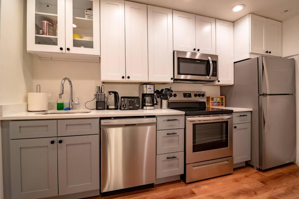 4bedroom Gold Coast Duplex With Jacuzzi In The Bedroom And Optional Valet Parking *