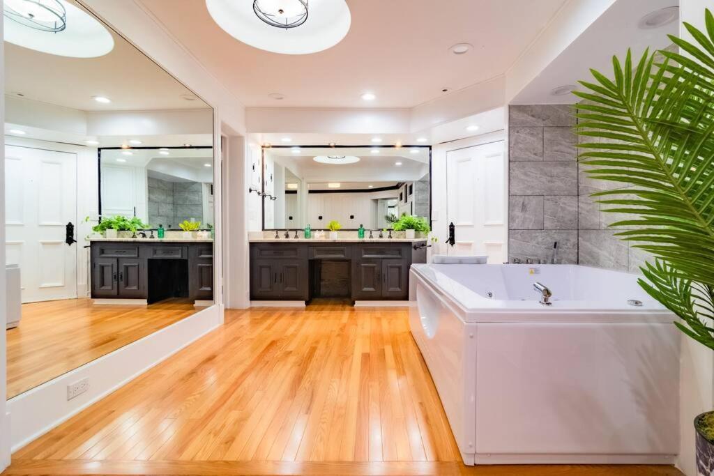 Apartment 4bedroom Gold Coast Duplex With Jacuzzi In The Bedroom And Optional Valet Parking Chicago