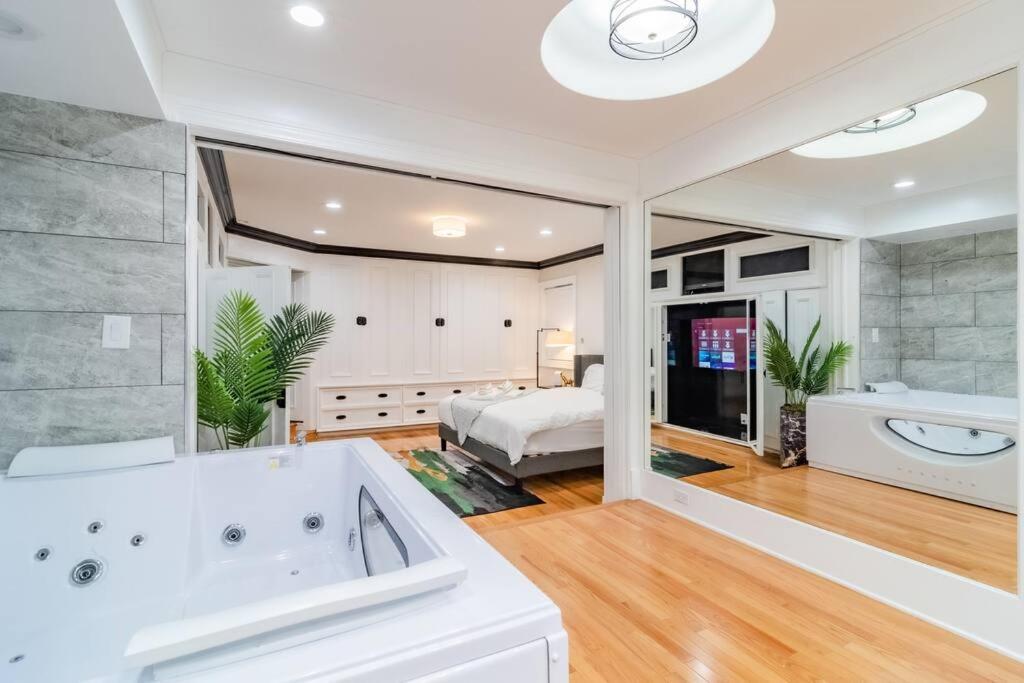 Apartment 4bedroom Gold Coast Duplex With Jacuzzi In The Bedroom And Optional Valet Parking *