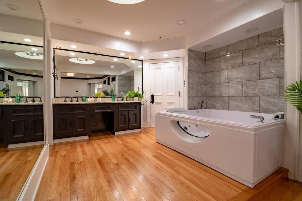 Apartment 4bedroom Gold Coast Duplex With Jacuzzi In The Bedroom And Optional Valet Parking