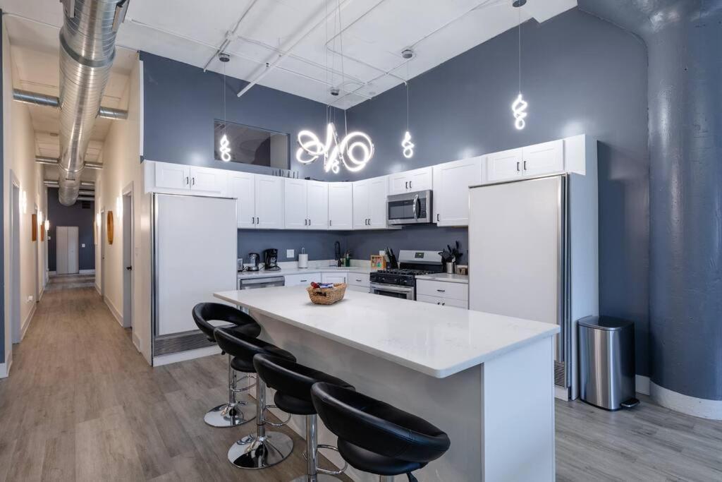 Apartment Mccormick 5br With 3ba Luxury For Groups That Sleeps Up To 12 Guests With Pool Table, Optional Parking And Gym Access *