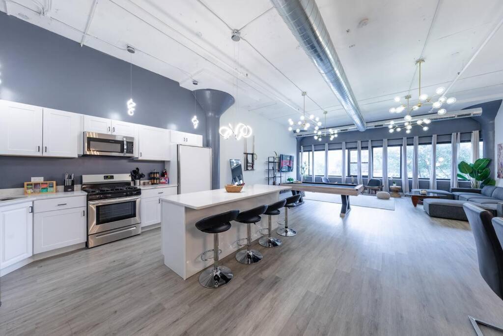 Apartment Mccormick 5br With 3ba Luxury For Groups That Sleeps Up To 12 Guests With Pool Table, Optional Parking And Gym Access Chicago