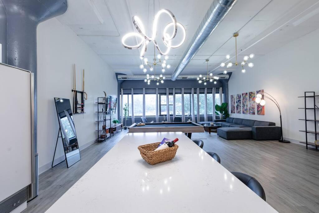 Apartment Mccormick 5br With 3ba Luxury For Groups That Sleeps Up To 12 Guests With Pool Table, Optional Parking And Gym Access Chicago