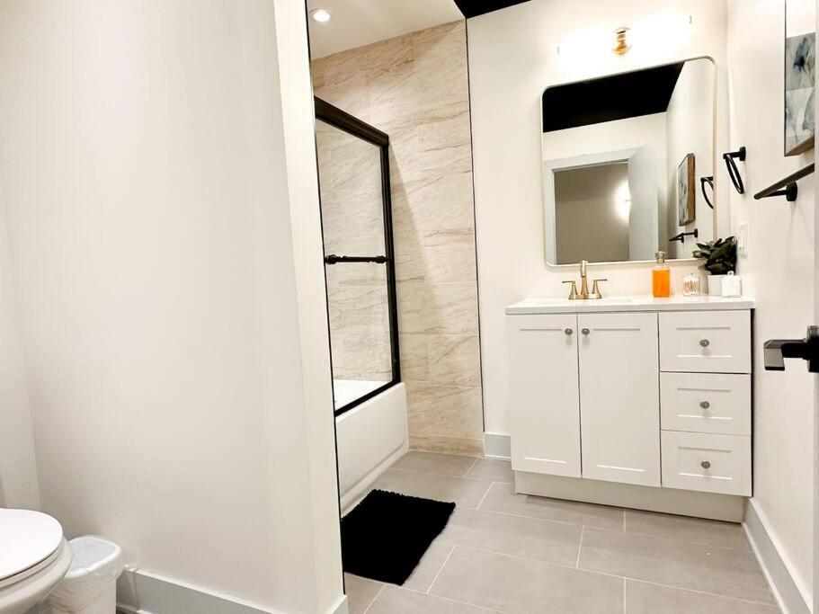 Apartment Mccormick 5br With 3ba Luxury For Groups That Sleeps Up To 12 Guests With Pool Table, Optional Parking And Gym Access