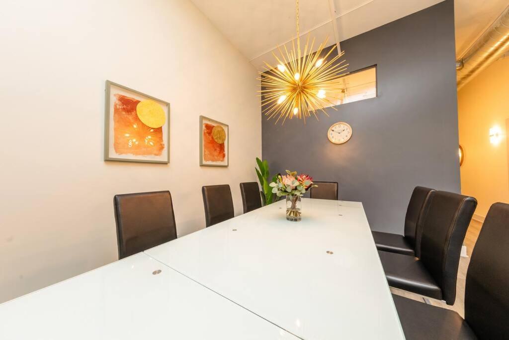 Mccormick 5br With 3ba Luxury For Groups That Sleeps Up To 12 Guests With Pool Table, Optional Parking And Gym Access Chicago