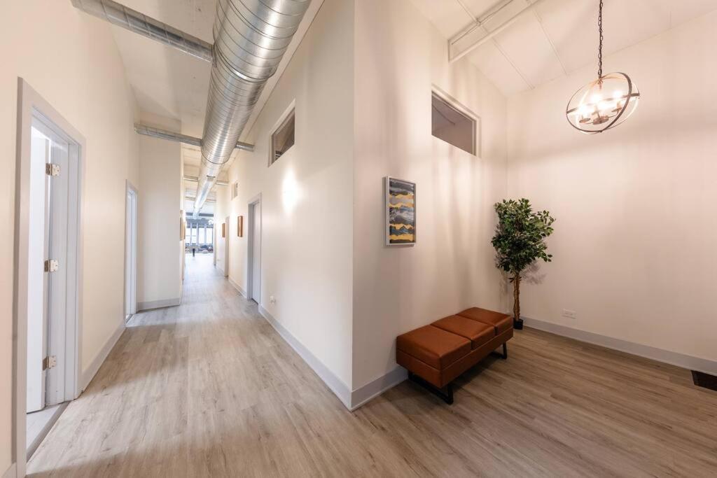 Apartment Mccormick 5br With 3ba Luxury For Groups That Sleeps Up To 12 Guests With Pool Table, Optional Parking And Gym Access Chicago