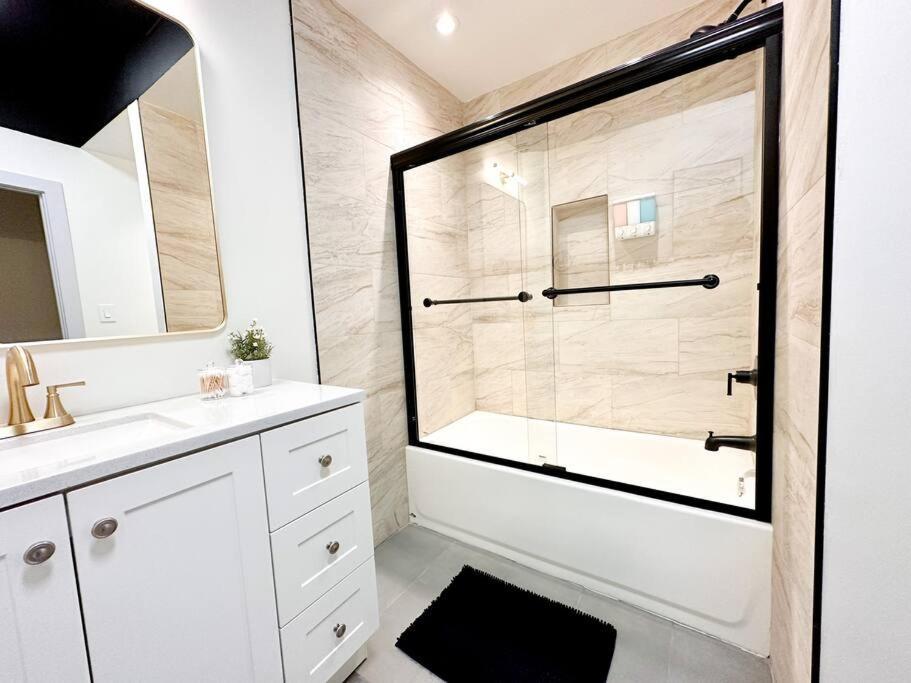 Mccormick 5br With 3ba Luxury For Groups That Sleeps Up To 12 Guests With Pool Table, Optional Parking And Gym Access