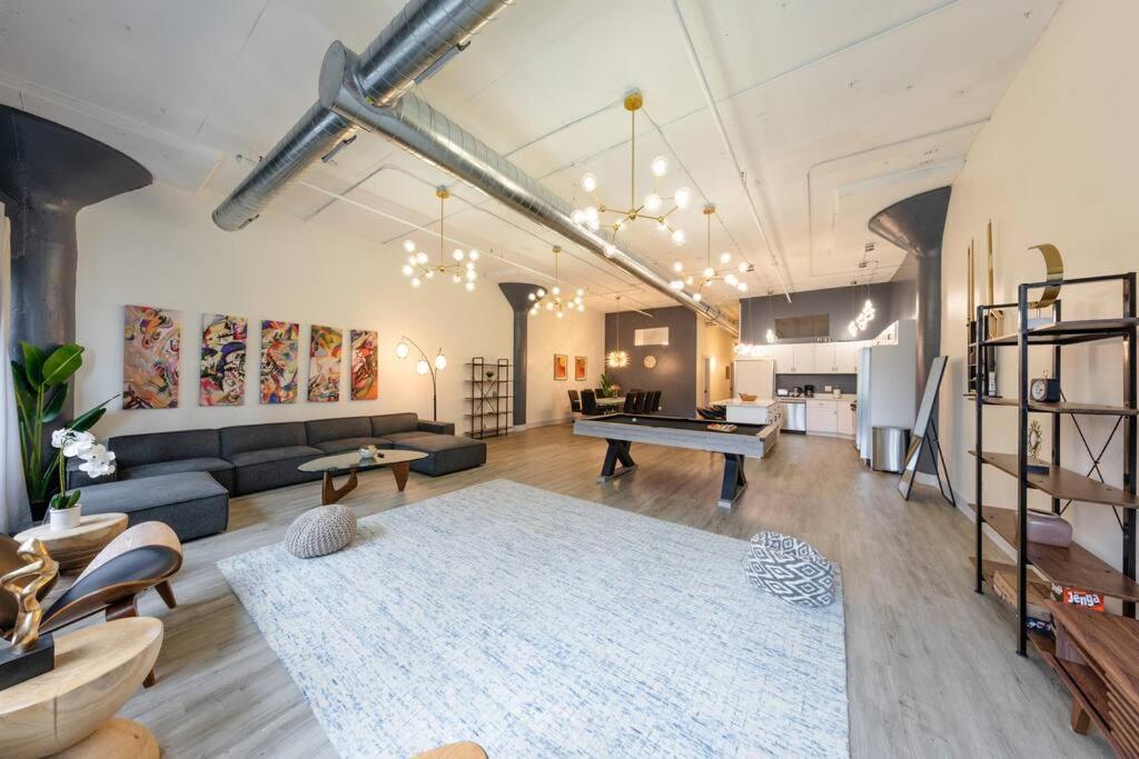Apartment Mccormick 5br With 3ba Luxury For Groups That Sleeps Up To 12 Guests With Pool Table, Optional Parking And Gym Access Chicago