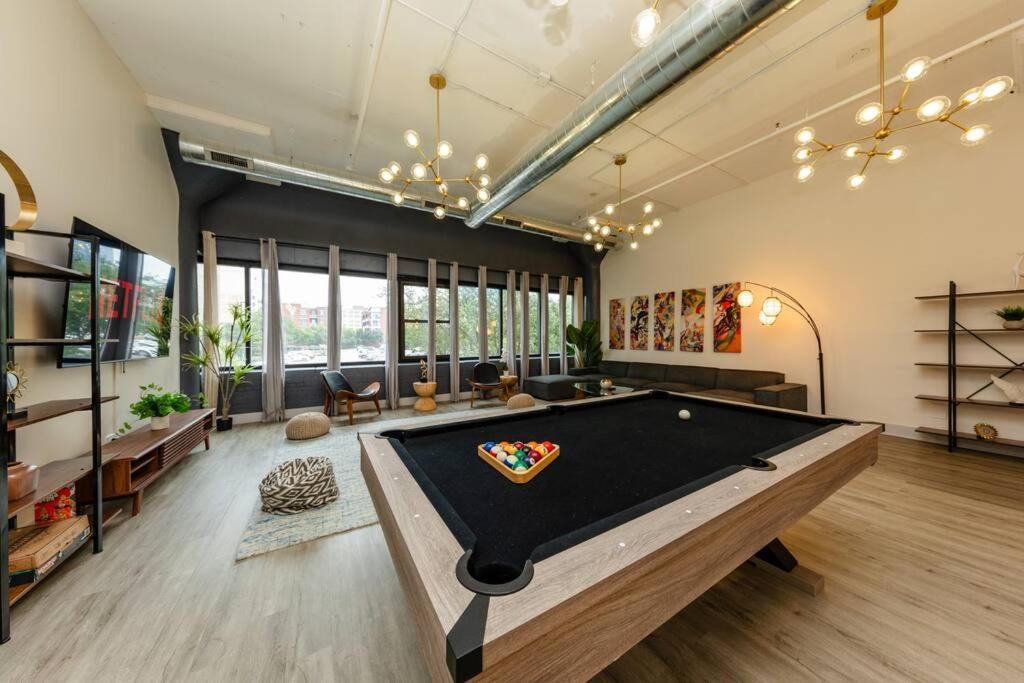 Mccormick 5br With 3ba Luxury For Groups That Sleeps Up To 12 Guests With Pool Table, Optional Parking And Gym Access Chicago
