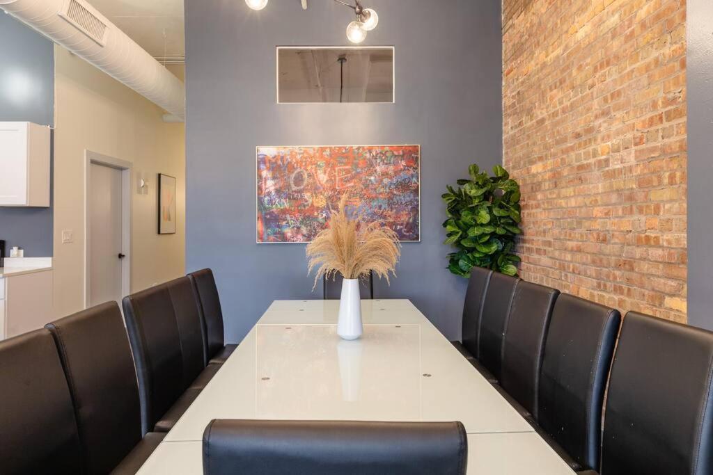 Apartment Mccormick 6br-4ba Luxury That Sleeps 12 Guests With Jacuzzi & Pool Table, Group And Optional Parking Chicago