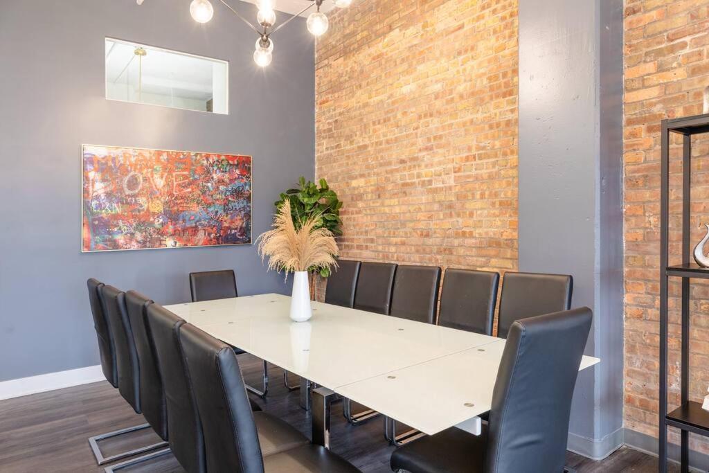 Apartment Mccormick 6br-4ba Luxury That Sleeps 12 Guests With Jacuzzi & Pool Table, Group And Optional Parking Chicago
