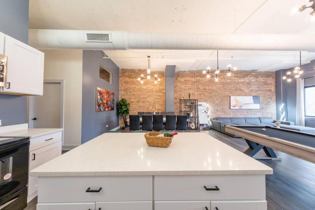 Mccormick 6br-4ba Luxury That Sleeps 12 Guests With Jacuzzi & Pool Table, Group And Optional Parking Chicago
