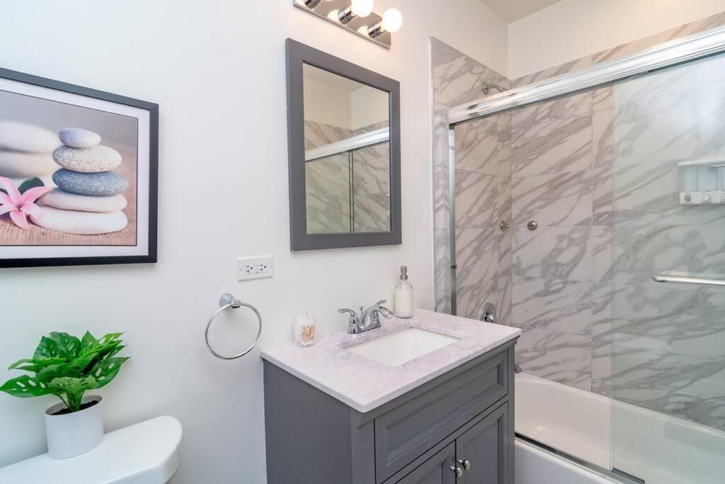 Stylish 3br Getaway With Optional Parking Near Mccormick Place, Grant Park & Soldier Field Apartment Chicago