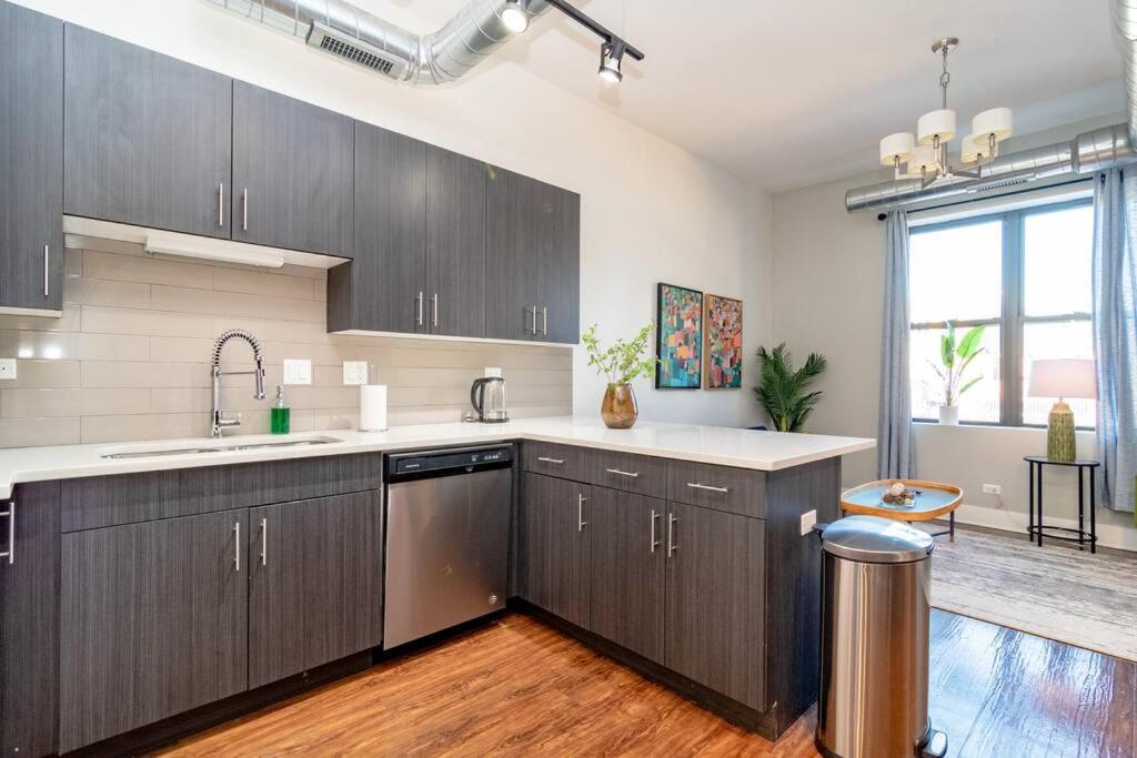 Stylish 3br Getaway With Optional Parking Near Mccormick Place, Grant Park & Soldier Field