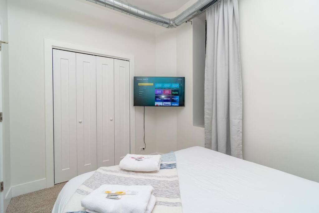 Stylish 3br Getaway With Optional Parking Near Mccormick Place, Grant Park & Soldier Field Chicago