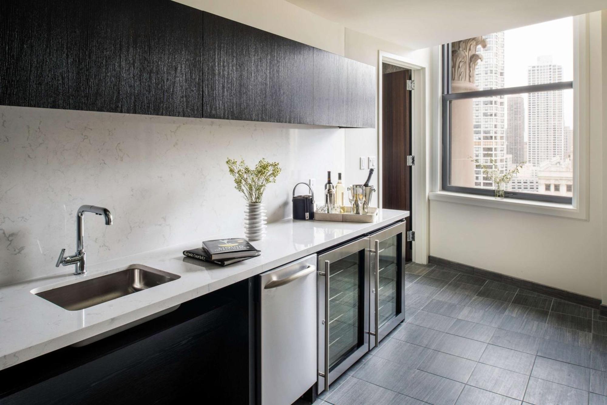 Londonhouse Chicago, Curio Collection By Hilton
