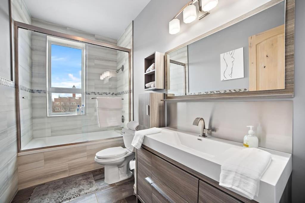 Mid-century Gem Steps From United Center Holiday home Chicago