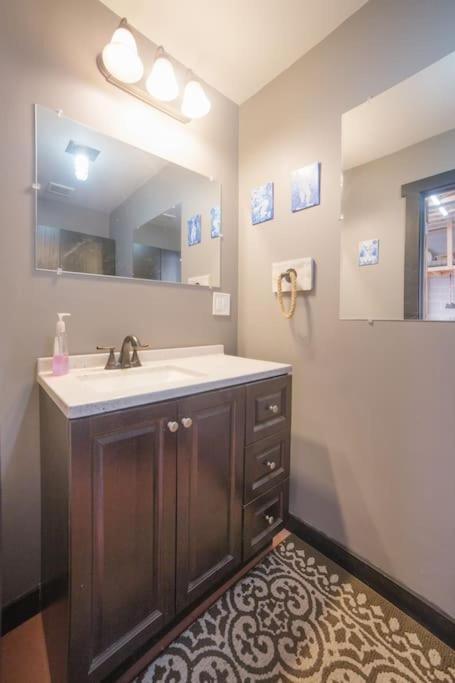 Holiday home Mid-century Gem Steps From United Center