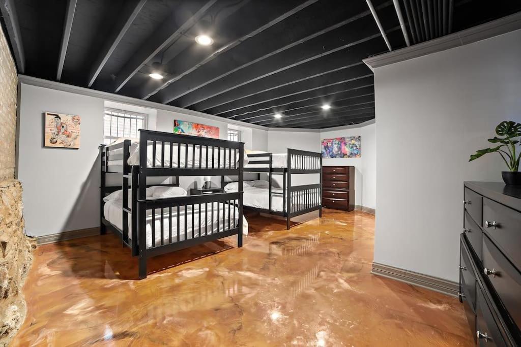 Mid-century Gem Steps From United Center Chicago