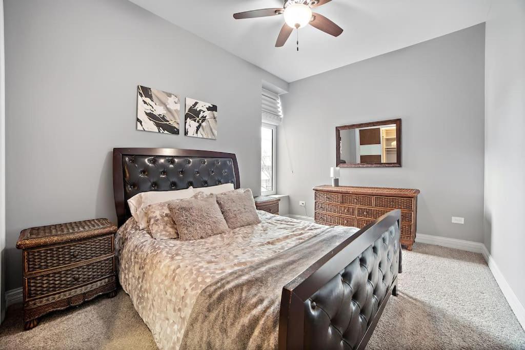 Mid-century Gem Steps From United Center Holiday home