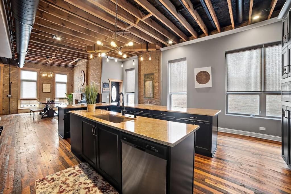 Holiday home Mid-century Gem Steps From United Center Chicago