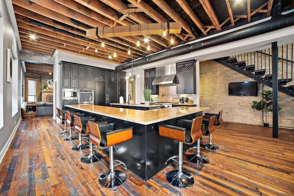 Mid-century Gem Steps From United Center * Chicago