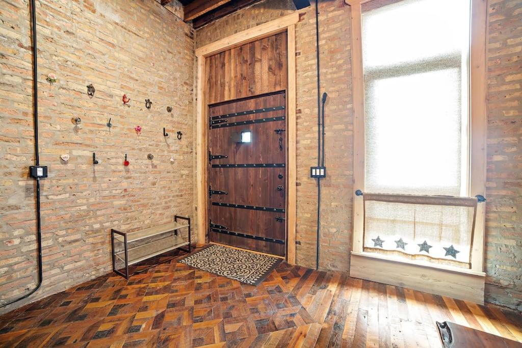 Mid-century Gem Steps From United Center Holiday home Chicago