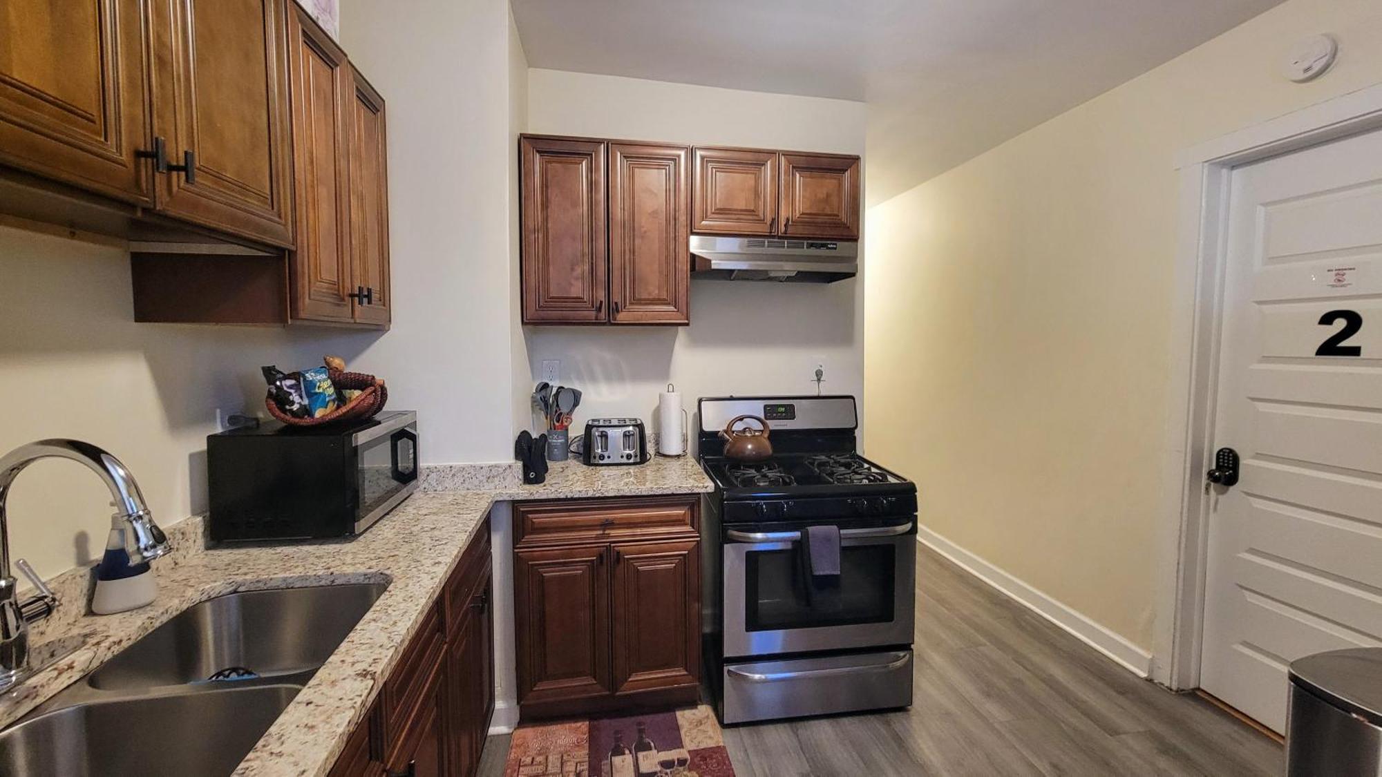 Chateau De Woodlawn - Peaceful 3 Bedroom Apartment. Chicago