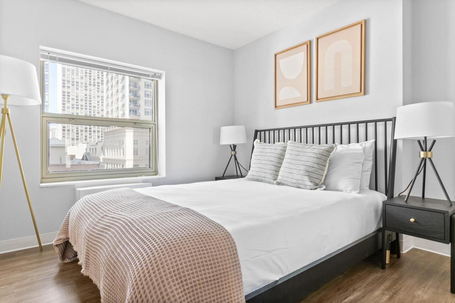 Gold Coast 1br W Deck Gym Lounge 1 Block To L Chi-649 Chicago