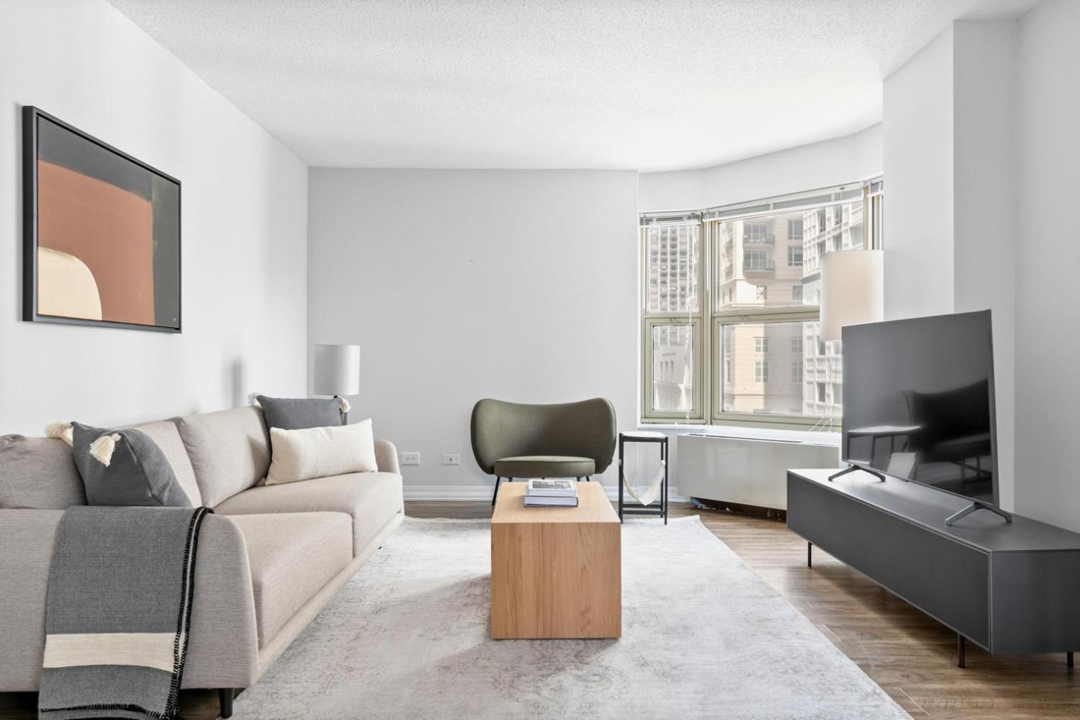 Gold Coast 1br W Deck Gym Lounge 1 Block To L Chi-649