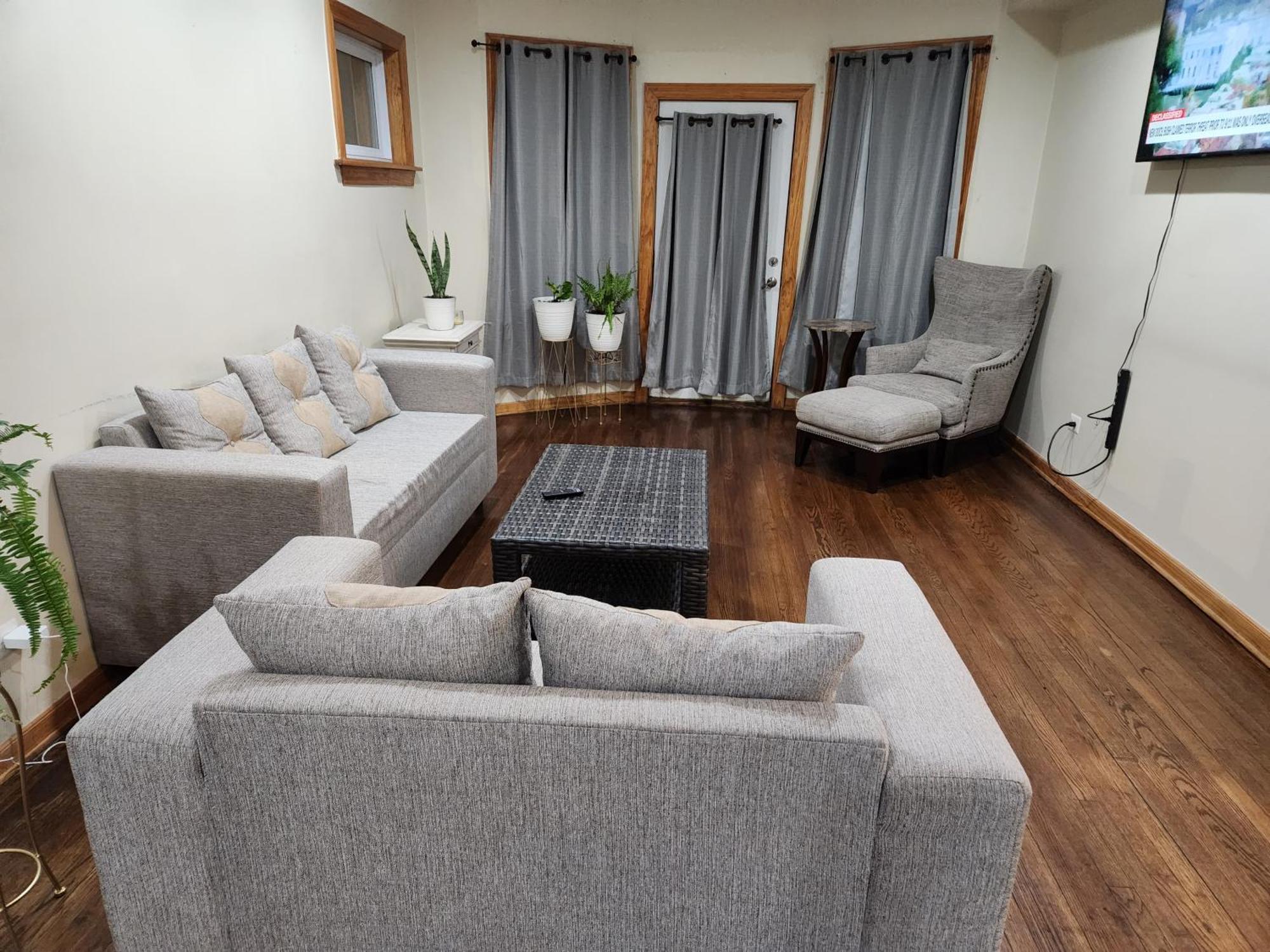 Apartment Relaxing Entire Roseland Neighborhood Unit