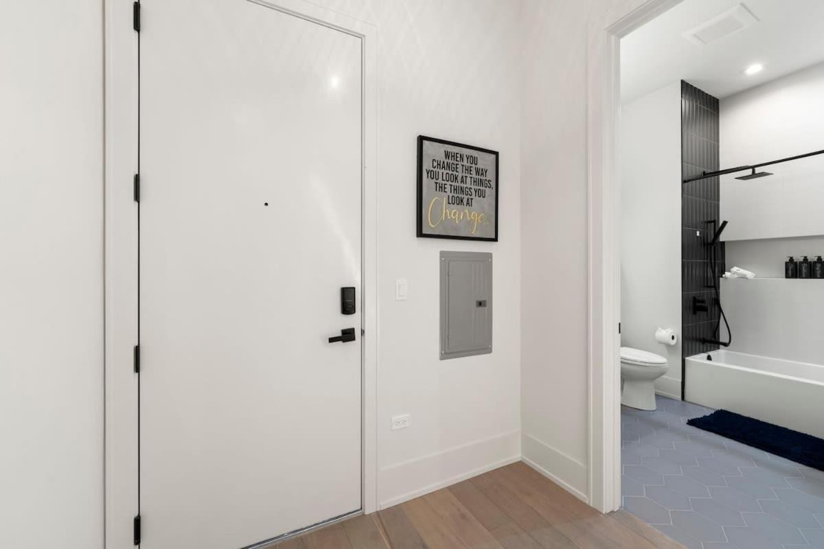 Chic River North 2br 2ba With Private Balcony Apartment