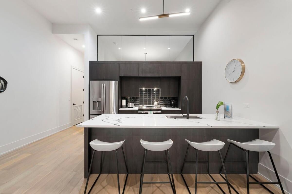 Chic River North 2br 2ba With Private Balcony Chicago