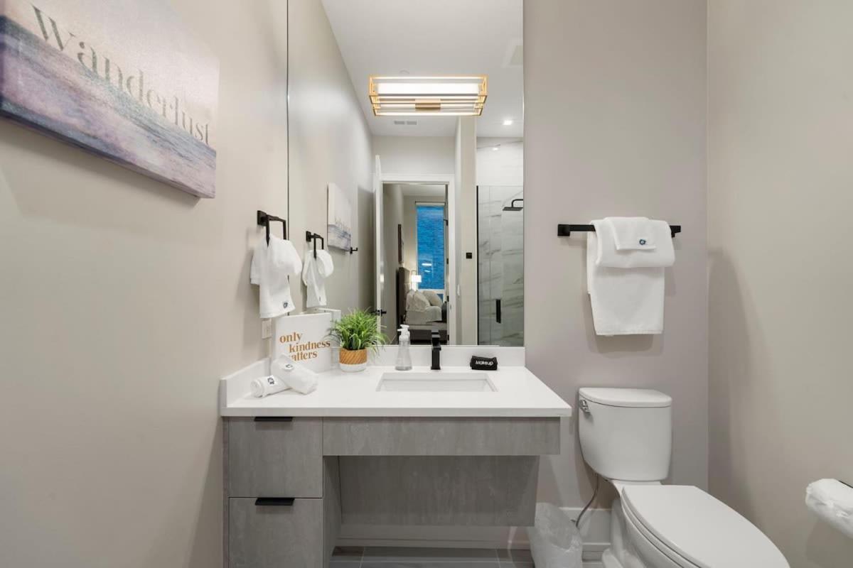 Chic River North 2br 2ba With Private Balcony Apartment