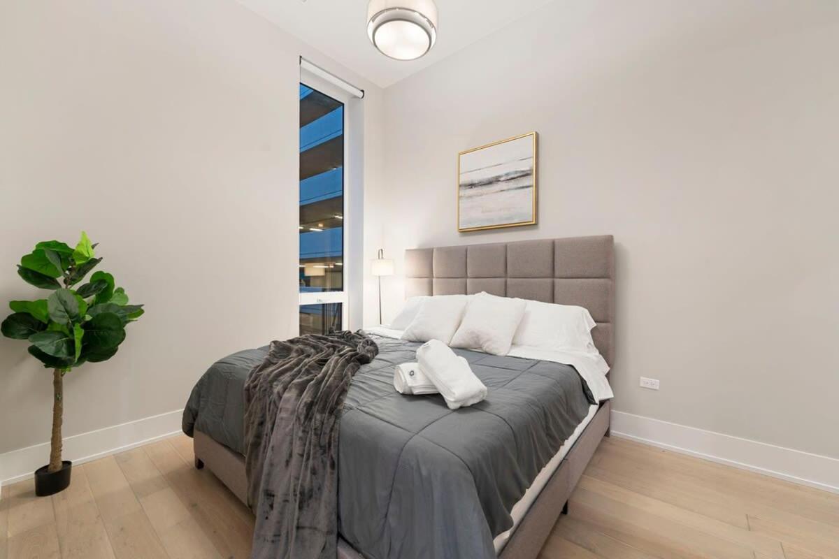 Apartment Chic River North 2br 2ba With Private Balcony *